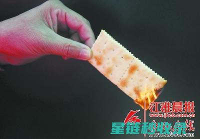 防止饼干烤焦：避免高温直接接触面团 (防止饼干烤焦的原理)